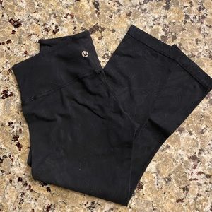 Black Lululemon capri with little pattern.